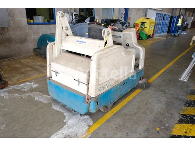 Elektrische zit-schrobmachine tennant 6200 - afbeelding 8 van  16