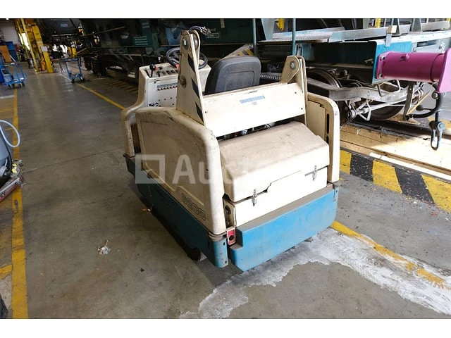 Elektrische zit-schrobmachine tennant 6200 - afbeelding 9 van  16