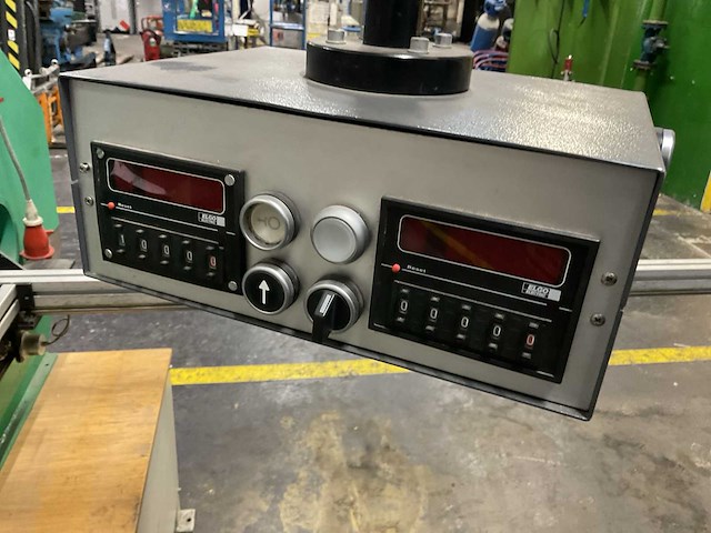 Elexa s-880 dig elektro-hydraulische pons-/ nibbelmachine - afbeelding 5 van  9