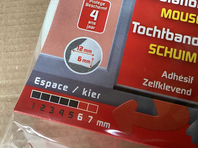 Ellen zelfklevend tochtband schuim 12x6mm, 9 meter (600x) - afbeelding 3 van  8