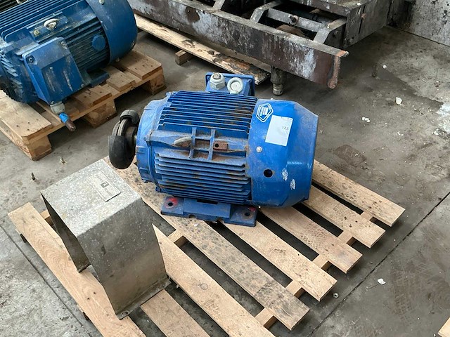 Emk t200l-4 elektromotor - afbeelding 1 van  3