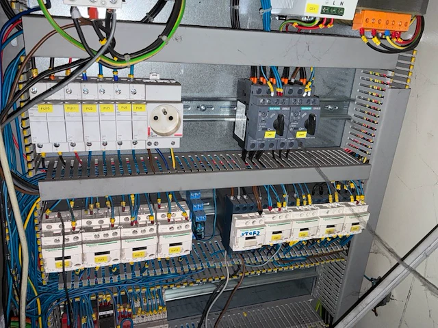 Emmegi fix 650 pneumatica vol automatische enkelkops cirkelzaag voor alu/non-ferro profielen - afbeelding 10 van  12