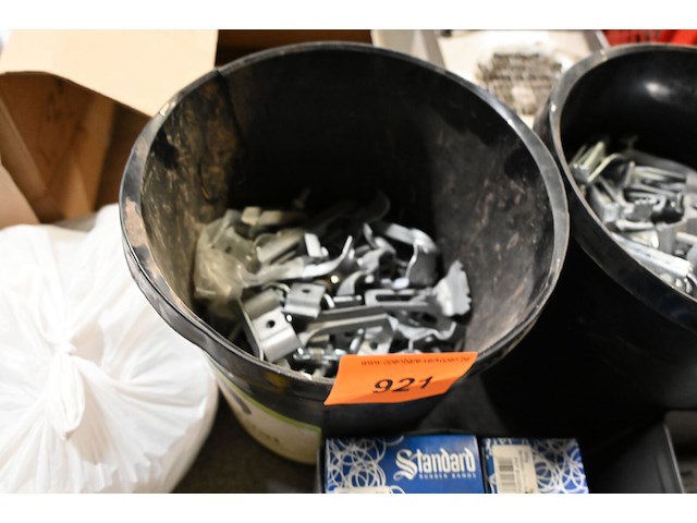 Emmer met bevestigingsmaterialen - afbeelding 1 van  1