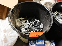 Emmer met bevestigingsmaterialen - afbeelding 1 van  1