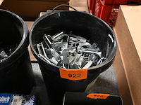 Emmer met bevestigingsmaterialen - afbeelding 1 van  1