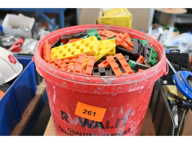Emmer met diverse plastic wiggen - afbeelding 1 van  3