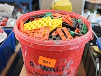 Emmer met diverse plastic wiggen - afbeelding 1 van  3