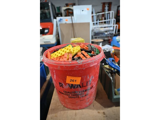 Emmer met diverse plastic wiggen - afbeelding 2 van  3