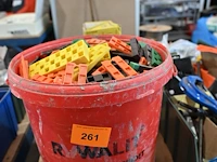 Emmer met diverse plastic wiggen - afbeelding 2 van  3
