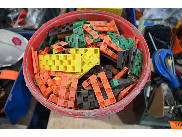 Emmer met diverse plastic wiggen - afbeelding 3 van  3