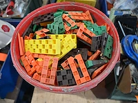Emmer met diverse plastic wiggen - afbeelding 3 van  3