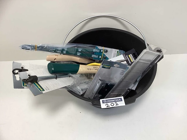 Emmer vol met diverse gereedschappen - afbeelding 1 van  6