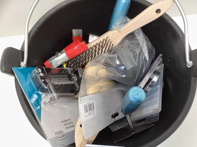 Emmer vol met diverse gereedschappen - afbeelding 3 van  7