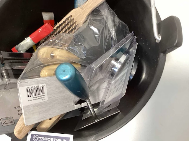 Emmer vol met diverse gereedschappen - afbeelding 5 van  7