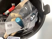 Emmer vol met diverse gereedschappen - afbeelding 5 van  7