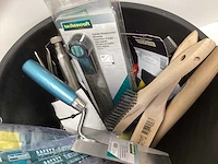 Emmer vol met diverse gereedschappen - afbeelding 3 van  6