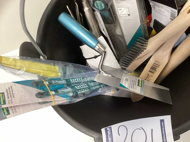 Emmer vol met diverse gereedschappen - afbeelding 4 van  6