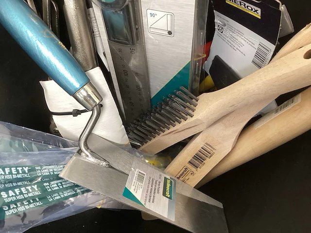Emmer vol met diverse gereedschappen - afbeelding 5 van  6