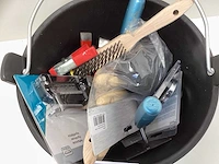 Emmer vol met diverse gereedschappen - afbeelding 3 van  7