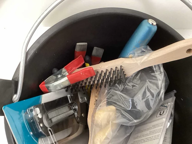Emmer vol met diverse gereedschappen - afbeelding 4 van  7