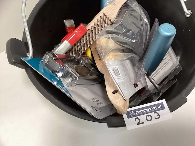 Emmer vol met diverse gereedschappen - afbeelding 6 van  7