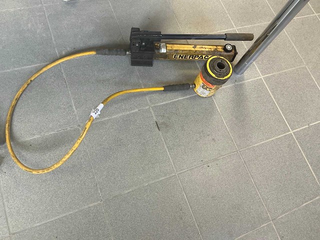 Enerpac p392 hydraulische handpomp - afbeelding 1 van  4