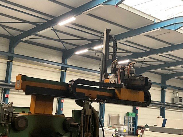 Engel es1300/250 spuitgietmachine met robotarm - afbeelding 5 van  12