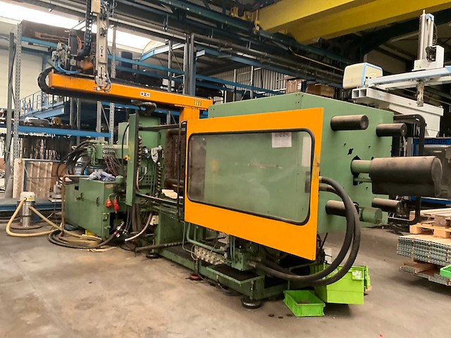 Engel es1300/250 spuitgietmachine met robotarm - afbeelding 7 van  12