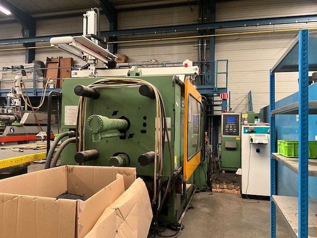 Engel es2000/250 spuitgietmachine met robotarm star - afbeelding 1 van  10
