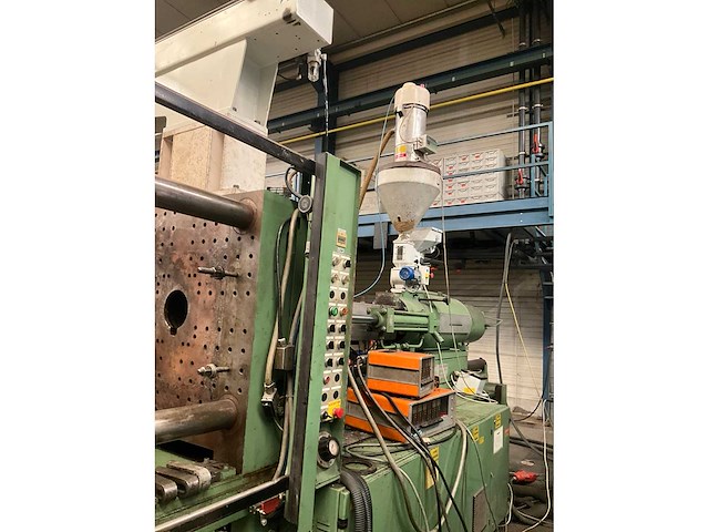 Engel es2000/250 spuitgietmachine met robotarm star - afbeelding 8 van  10