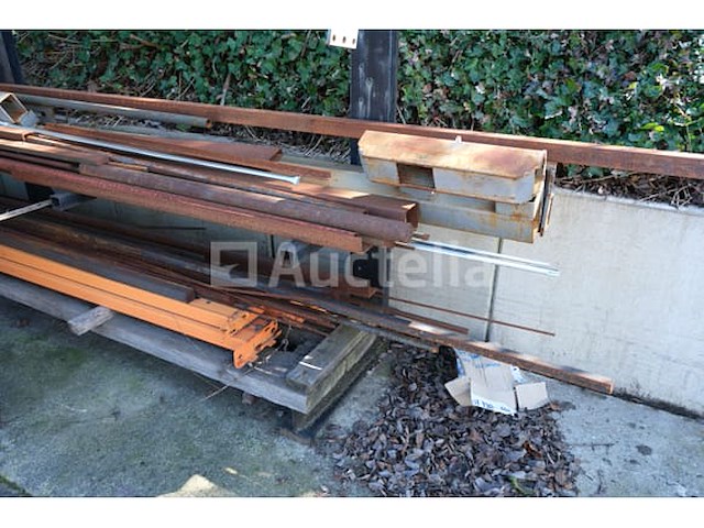 Enkelzijdig metalen rek en inhoud - afbeelding 3 van  9