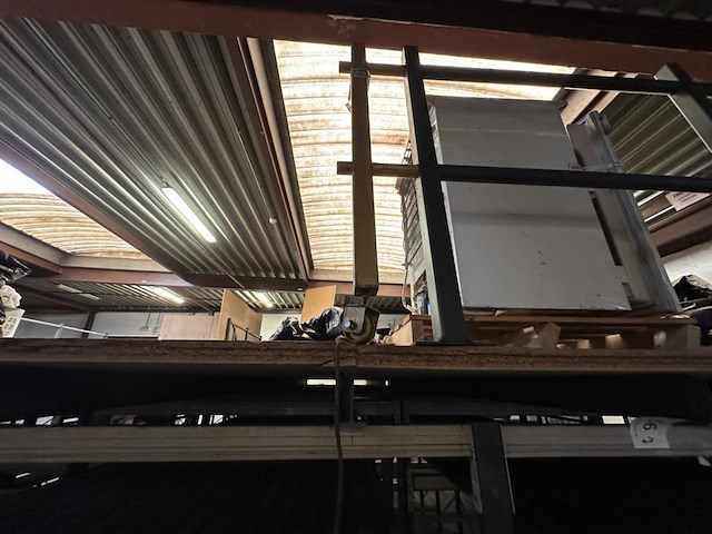 Entresolvloer +-70m² + stellingen - afbeelding 2 van  10