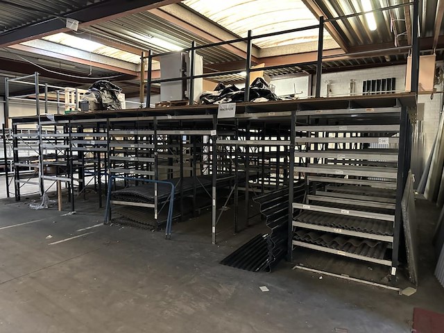 Entresolvloer +-70m² + stellingen - afbeelding 1 van  10