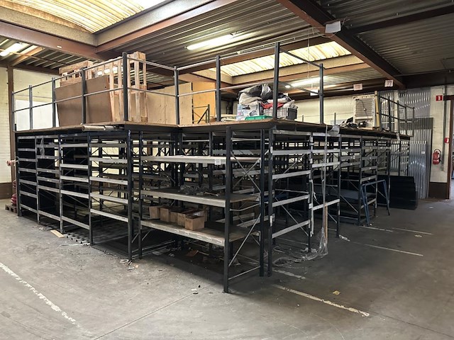 Entresolvloer +-70m² + stellingen - afbeelding 3 van  10