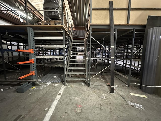Entresolvloer +-70m² + stellingen - afbeelding 4 van  10