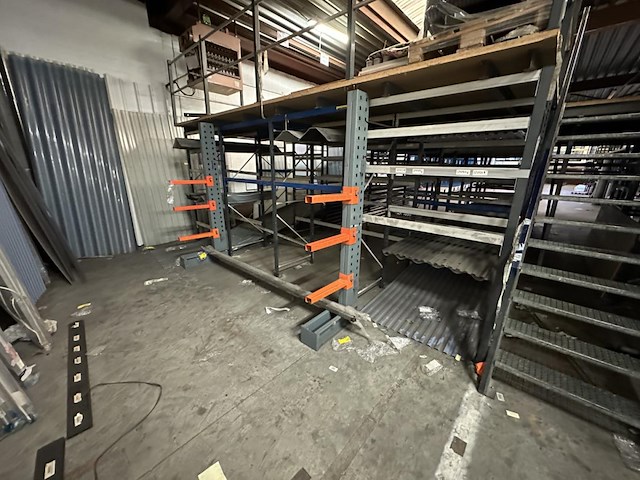 Entresolvloer +-70m² + stellingen - afbeelding 5 van  10