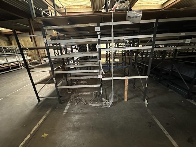 Entresolvloer +-70m² + stellingen - afbeelding 9 van  10