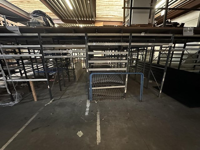 Entresolvloer +-70m² + stellingen - afbeelding 10 van  10