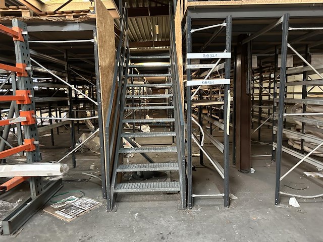 Entresolvloer 170m² + stellingen - afbeelding 2 van  8