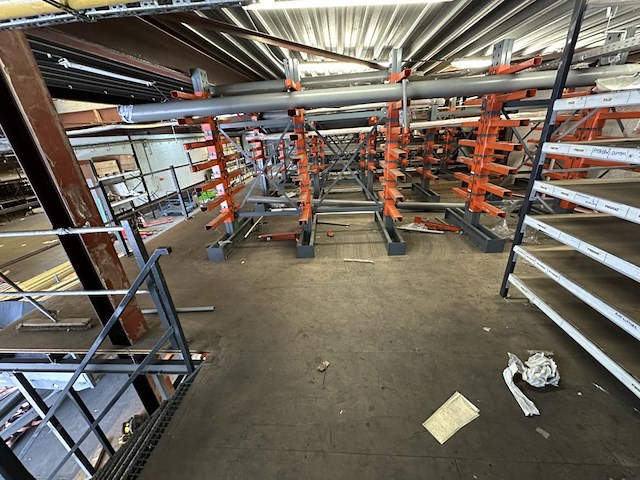Entrsolvloer +- 168m² + stellingen - afbeelding 3 van  19