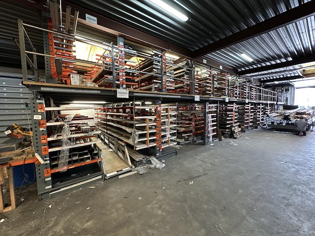 Entrsolvloer +- 168m² + stellingen - afbeelding 1 van  19