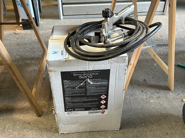 Epdm contactlijm vat+ spuitpistool - afbeelding 1 van  4