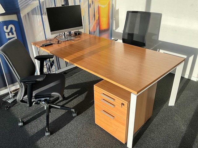 Ergonomische bureaustoel (2x) + bureau - afbeelding 1 van  13