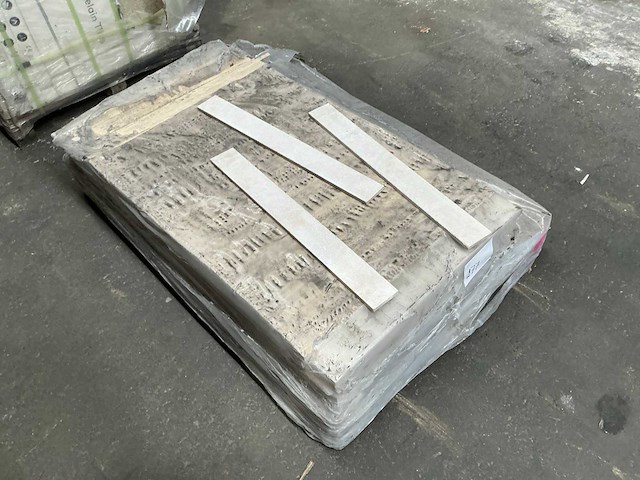 Eski beige natuursteen plint 140 lm - afbeelding 2 van  4