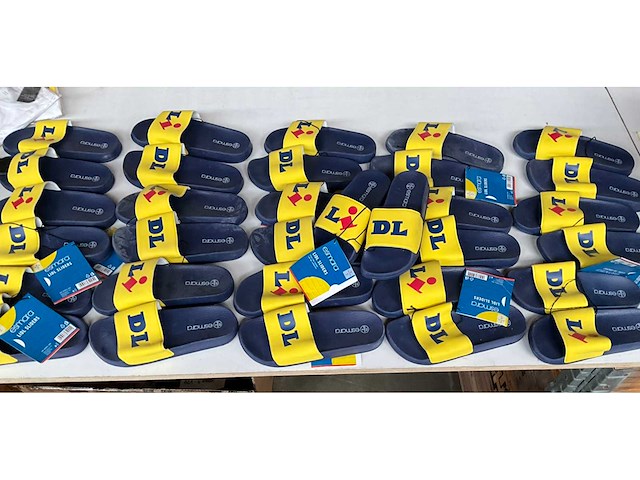 Esmara limited lidl fan collectie slippers diverse maten (16x) - afbeelding 1 van  6