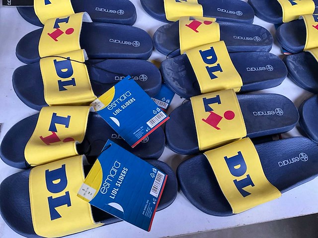 Esmara limited lidl fan collectie slippers diverse maten (16x) - afbeelding 2 van  6