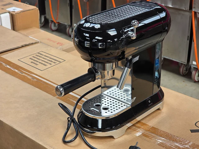 Espressomachine smeg ecf01bleu - afbeelding 1 van  3