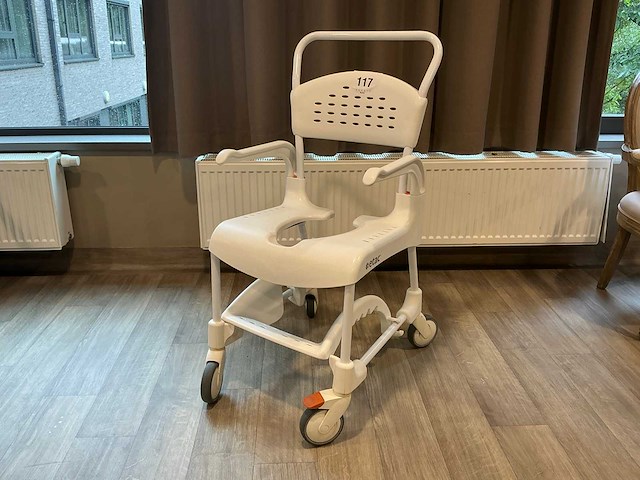 Etac verrijdbare toiletstoel - afbeelding 1 van  4