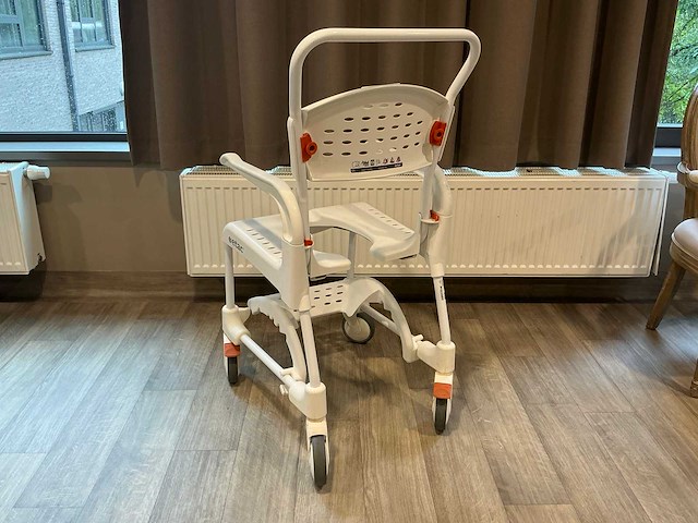 Etac verrijdbare toiletstoel - afbeelding 2 van  4