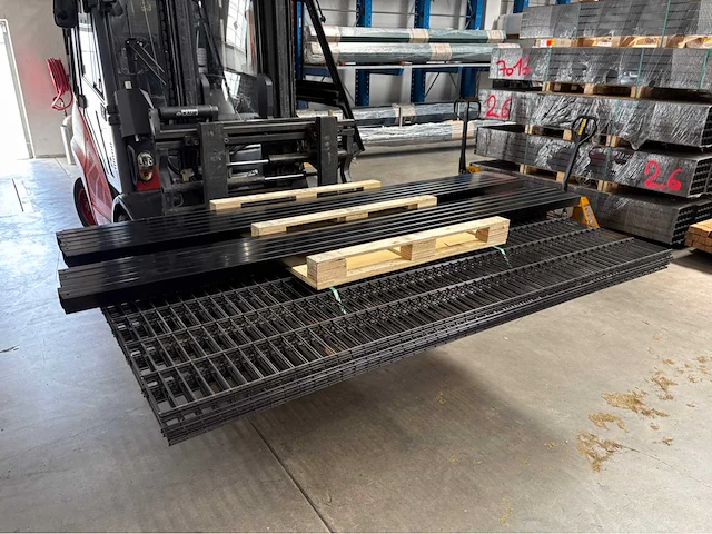 Europees fabrikaat 2d 6/5/6mm dubbelstaafmat partij omheining met palen en bevestigingen - afbeelding 1 van  11